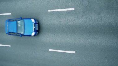 Hareket halindeki birçok aracın üst görüntüsü. Yukarıdan hava görünümü