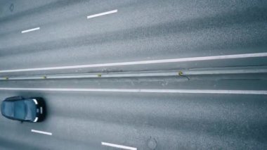 Şehirdeki trafik sıkışıklığının havadan görüntüsü. Yoğun saatlerde birçok araç
