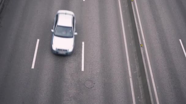 車で道路のトップビュー 多くの車が道路に沿って運転している モータ輸送の概念 道路の規則 — ストック動画