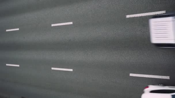 Αεροφωτογραφία Του Αυτοκινητόδρομου Μέτρια Κυκλοφορία Αυτοκινήτων Πολλά Αυτοκίνητα Στο Δρόμο — Αρχείο Βίντεο