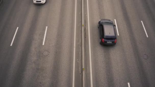 Flygfoto Ovanifrån Motorvägen Med Måttlig Biltrafik Bilar Vägen — Stockvideo