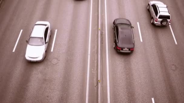 Αεροφωτογραφία Του Αυτοκινητόδρομου Μέτρια Κυκλοφορία Αυτοκινήτων Αυτοκίνητα Στο Δρόμο — Αρχείο Βίντεο