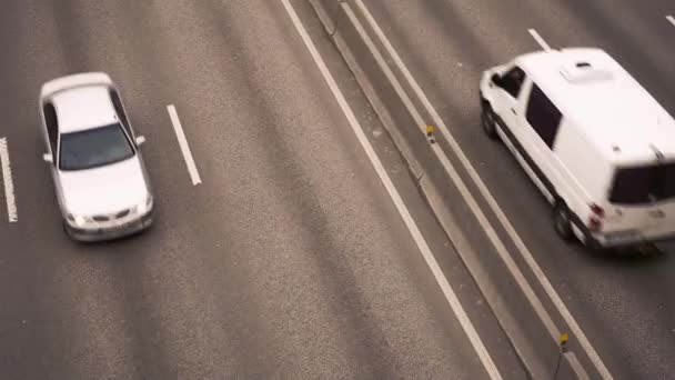 具有中等车流量的高速公路的空中俯瞰 汽车在路上 — 图库视频影像