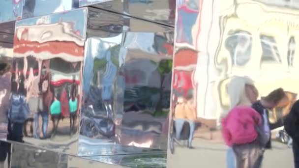 Escultura Espejo Que Refleja Todo Alrededor Concepto Pureza Transparencia Espejo — Vídeos de Stock