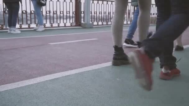 Червоний Цикл Шлях Люди Ходять Велосипедний Шлях Їзди Велосипеді Ноги — стокове відео