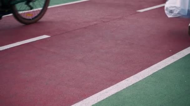 Caminho Ciclo Vermelho Onde Pessoas Caminham Caminho Bicicleta Para Ciclismo — Vídeo de Stock