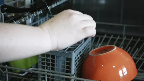 Carregando Pratos Sujos Louças Vidro Máquina Lavar Louça Põe Pratos — Vídeo de Stock