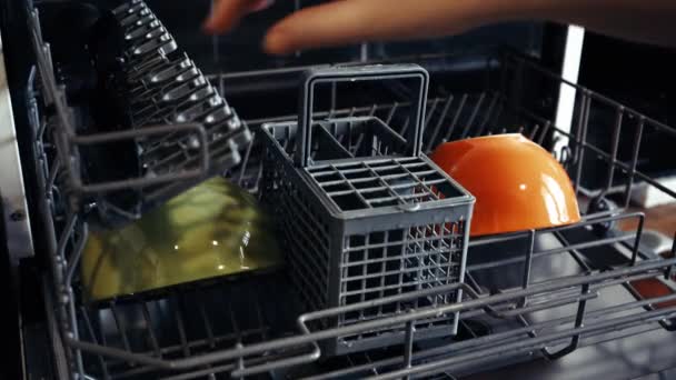 Kirli Tabakları Çanak Çömleği Bardağı Bulaşık Makinesine Yüklüyorlar Kirli Bulaşıkları — Stok video
