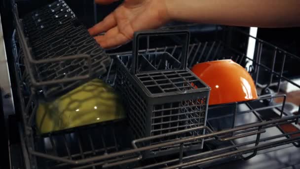 더러운 오지그릇 유리를 식기세척기에 넣는다 더러운 음식을 식기세척기에 기구를 가지고 — 비디오
