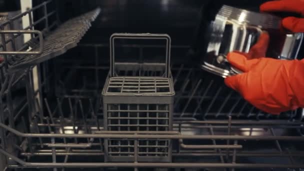 把脏盘子 陶器和玻璃杯装进洗碗机 把脏盘子放在洗碗机里 厨房器具的日常家务活 家庭主妇用现代技术使厨房保持清洁 — 图库视频影像