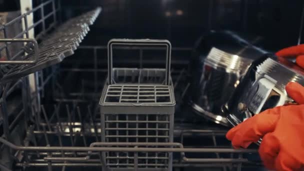 Schmutzige Teller Geschirr Und Glas Die Spülmaschine Laden Stellen Sie — Stockvideo