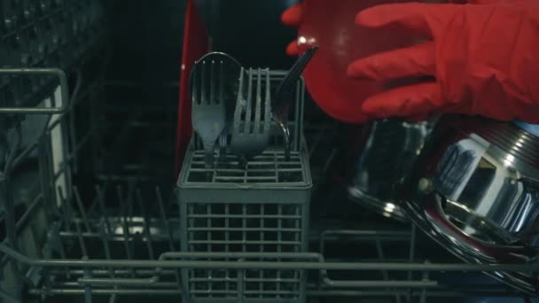 食器洗い機に汚れたプレート 食器洗い機 ガラスをロードします 食器洗い機に汚れた皿を置きます 台所用品付きの家事毎日 主婦は台所をきれいに保つために近代的な技術を使用しています — ストック動画