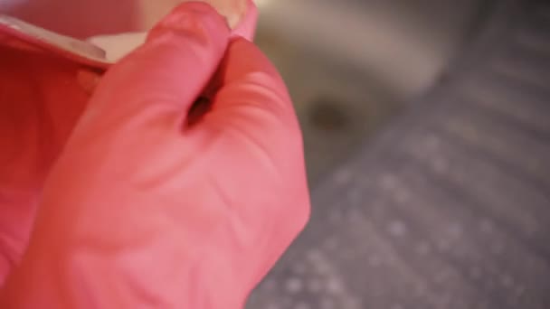 用泡沫清洁剂清洗不锈钢厨房洗涤槽 戴红色橡胶手套的女人污垢清理 — 图库视频影像