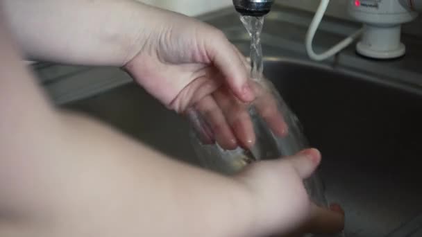 Limpeza Pia Cozinha Aço Inoxidável Com Detergente Espuma Mulher Luvas — Vídeo de Stock