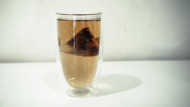 朝の紅茶だ ティーバッグはカップで醸造されています マグカップでお茶を飲む — ストック動画