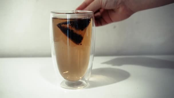 茶袋是用杯子酿制的 茶在杯子里喝 后续行动 — 图库视频影像