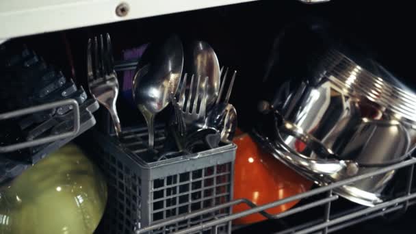 把脏盘子 陶器和玻璃杯装进洗碗机 把脏盘子放在洗碗机里 厨房器具的日常家务活 家庭主妇用现代技术使厨房保持清洁 — 图库视频影像