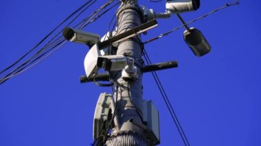 Güvenlik ve alarm sistemleri teknolojisi: Birçok CCTV kamerası açık alanda asılı ve kaydediyor. Dijital gözetim. Kamera ve video için yüksek güvenlik ve koruma. Mavi gökyüzü