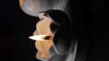 Karanlıkta yanıp sönen beyaz mumlar seti. Ön planda bir mum var. Mum yakıyorum. Yanan bir mum. Güzel el yapımı mumlar. Sıcak atmosfer