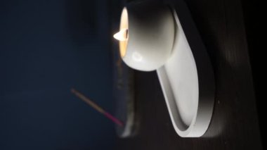 Aromatik bir mum karanlıkta yanar ve romantik bir atmosfer yaratır. Ateş yanıyordu. İki aşık için mum ışığında romantik bir akşam yemeği. Romantik bir kadın ve erkek gecesi.