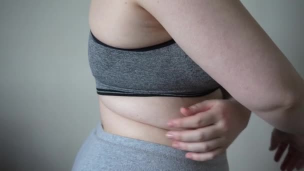 Großaufnahme Von Fettfalten Auf Dem Großen Bauch Einer Übergewichtigen Frau — Stockvideo
