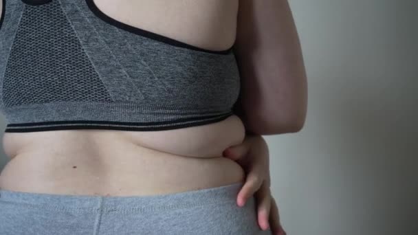 肥胖女人的大肚子上的脂肪褶皱的特写 女性肥胖 节食和超重问题的概念 — 图库视频影像