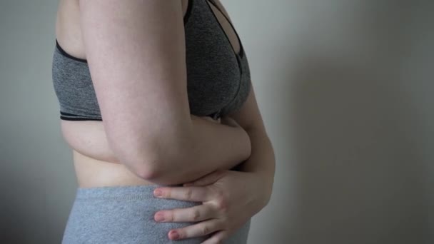 Fett Veck Kroppen Överviktig Kvinna Begreppet Övervikt Kvinnlig Fetma Kost — Stockvideo