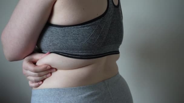 Close Van Vetplooien Grote Buik Van Een Vrouw Met Overgewicht — Stockvideo