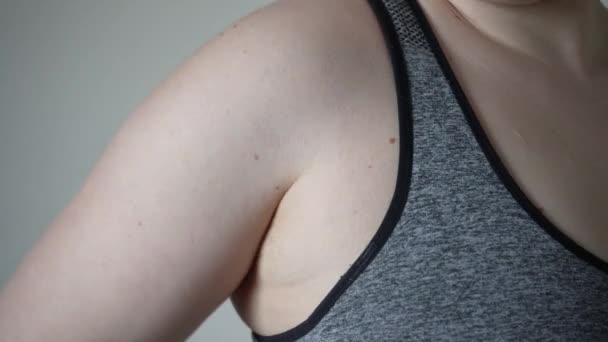 腕を垂らしている薄皮の若い女性 体の形が悪い女 腕の脂肪は むくみ むくみ 皮膚のたるみではなく 4Kビデオ 余分な体重の脂肪の腕 — ストック動画