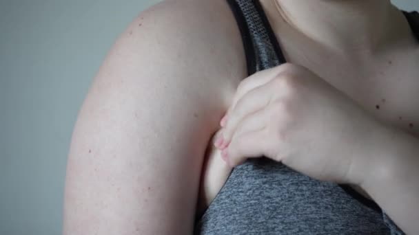 Wanita Muda Berkulit Terang Dengan Tangan Terkulai Sedih Tubuh Buruk — Stok Video
