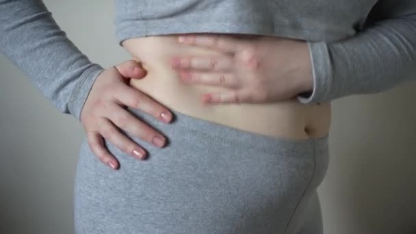 Şişman Bir Kadının Göbeğinde Yağ Kıvrımlarının Yakın Çekimi Aşırı Kilolu — Stok video