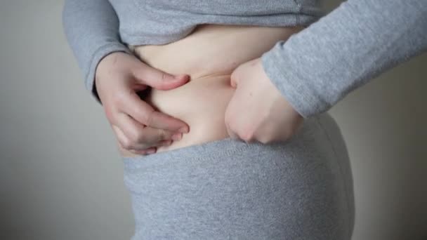 肥胖女人的大肚子上的脂肪褶皱的特写 女性肥胖 节食和超重问题的概念 — 图库视频影像