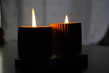 Karanlıkta yanıp sönen beyaz mumlar seti. Ön planda bir mum var. Mum yakıyorum. Yanan bir mum. Güzel el yapımı mumlar. Evin rahat atmosferi.