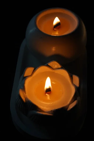 一支芬芳的蜡烛在黑暗中燃烧 营造出浪漫的气氛 火在燃烧 为两个情人准备的浪漫烛光晚餐一个男人和一个女人浪漫的夜晚 — 图库照片