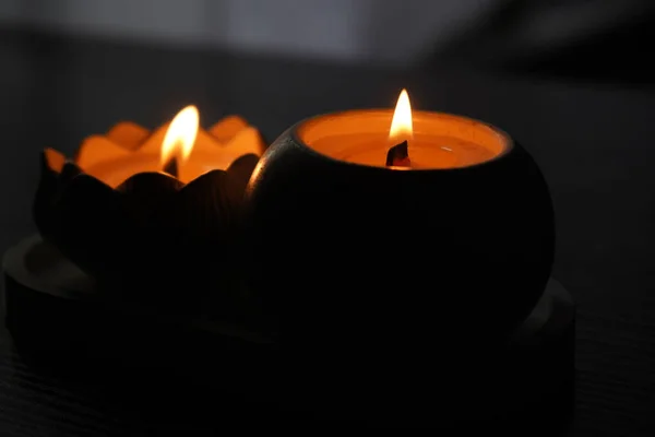 Ett Aromatiskt Ljus Brinner Mörkret Och Skapar Romantisk Atmosfär Elden — Stockfoto