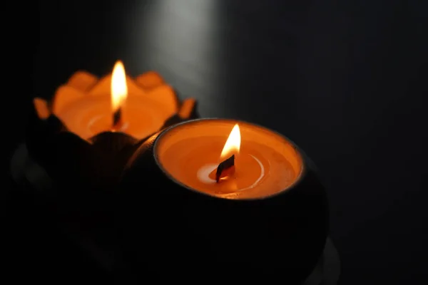 Ett Aromatiskt Ljus Brinner Mörkret Och Skapar Romantisk Atmosfär Elden — Stockfoto