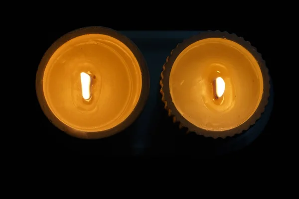 배경에 앞쪽에 집중되어 가운데 속에서 세트가 보였다 촛불을 밝히고 불타는 — 스톡 사진