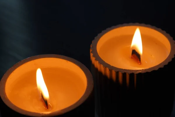 Μια Σειρά Από Αναμμένα Λευκά Κεριά Τρεμοπαίζουν Στο Σκοτάδι Μαύρο — Φωτογραφία Αρχείου