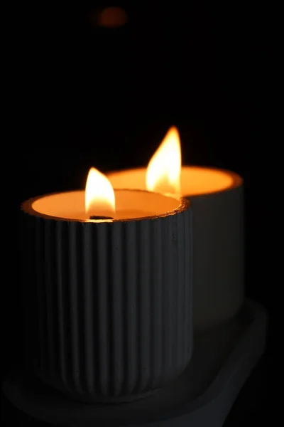 Ένα Αρωματικό Κερί Καίει Στο Σκοτάδι Και Δημιουργεί Μια Ρομαντική — Φωτογραφία Αρχείου