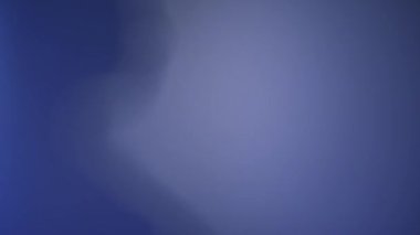 Dondurulmuş camların arkasındaki korkunç bir adamın gölge görüntüsü. Bulanık el, vücut şekli soyutlaması ve bir avuç içi. Silüetin yansıması ışığa doğru. Camın arkasındaki hayalet silueti. Odaklanmamış çekim