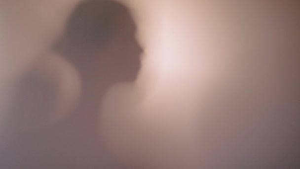 Shadow Blur Homem Terror Atrás Vidro Fosco Mão Desfocada Abstração — Vídeo de Stock