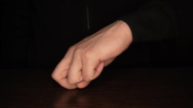 Siyah arka planda dans eden erkek parmakları. Eğlence ve tiyatro konsepti