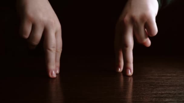 女性的手指在黑暗的背景下跳舞 欢乐与戏剧概念 — 图库视频影像