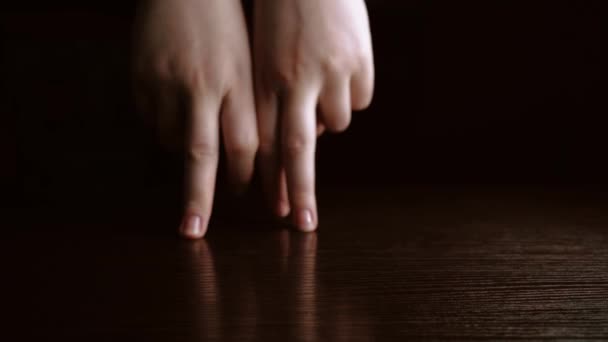 Танцующие Тёмном Фоне Женские Пальцы Концепция Развлечений Театра — стоковое видео