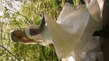 Beyaz gelinlikli güzel sarışın. Kaçak Gelin. Düğün korkusu, ayrılık konsepti. Kaderinden parka koşuyor.