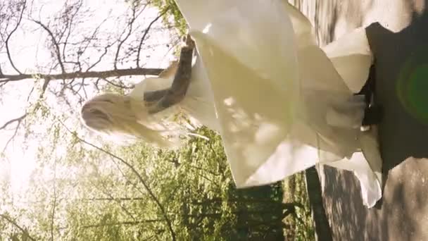 穿着白色婚纱的金发美女脱逃新娘 害怕结婚 分手的概念 从他的命运中穿过公园 — 图库视频影像