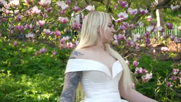 Beyaz Gelinlikli Güzel Sarışın Kaçak Gelin Düğün Korkusu Ayrılık Konsepti — Stok video