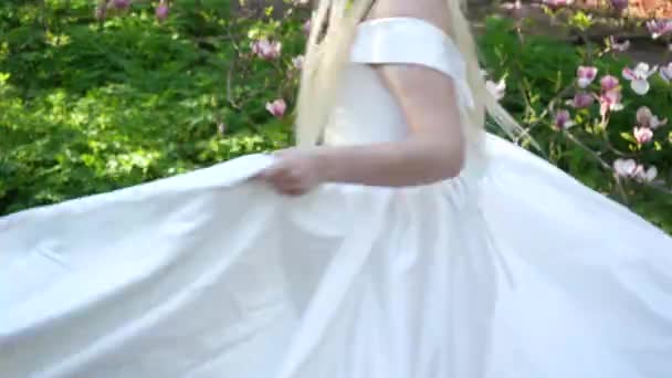 Piękna Blondynka Białej Sukni Ślubnej Uciekła Panna Młoda Strach Przed — Wideo stockowe