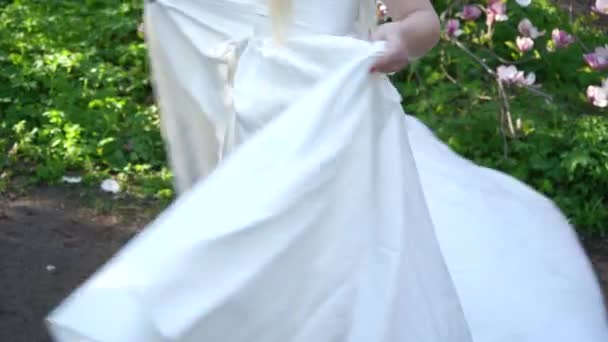Schöne Blondine Weißen Hochzeitskleid Ausreißende Braut Angst Vor Hochzeiten Trennungsgedanken — Stockvideo
