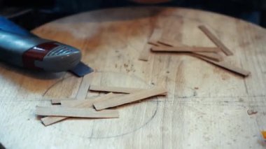 Evde kokulu mum yapma süreci. Mum üretimi için bir fabrika. Yanarken çatırdayan mumlar. Fitili kesme işlemi